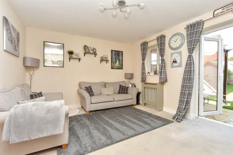 Leslie Ames Court, Rainham... 2 bed semi
