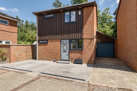 Greenham Wood, Bracknell, Berkshire 3 bed detached house for sale