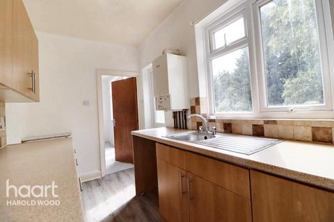 Avenue Road, Romford 2 bed maisonette for sale