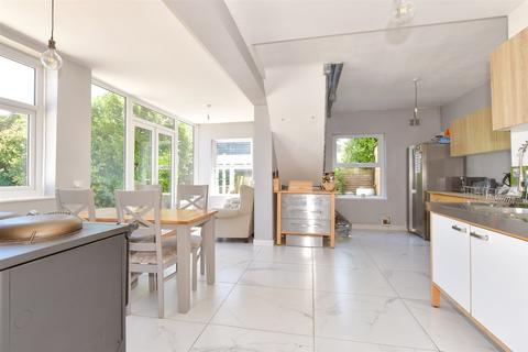 Elm Lane, Sheerness ME12 4 bed detached house for sale