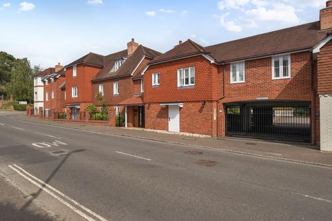 High Street, Billingshurst, RH14 2 bed flat for sale