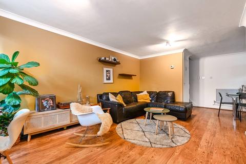 Hedingham Close, Islington, London, N1 2 bed maisonette for sale