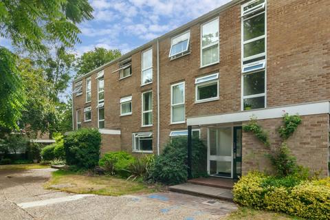 Harrowdene Gardens, Teddington TW11 1 bed flat for sale