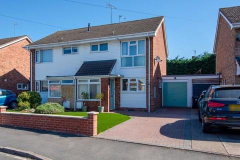 9 Beaufort Avenue, Kidderminster... 3 bed semi