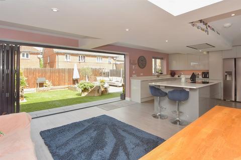 Ringlet Grove, Iwade ME9 3 bed semi