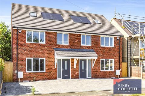 Frenchs Close, Stanstead Abbotts, Ware 4 bed semi