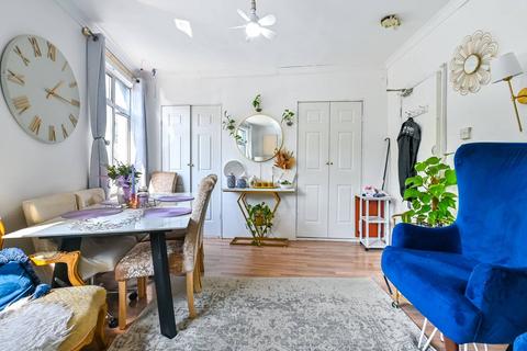 London E3 3 bed flat for sale