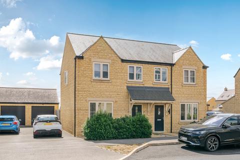 Centenary Way, Witney, Oxfordshire 3 bed semi