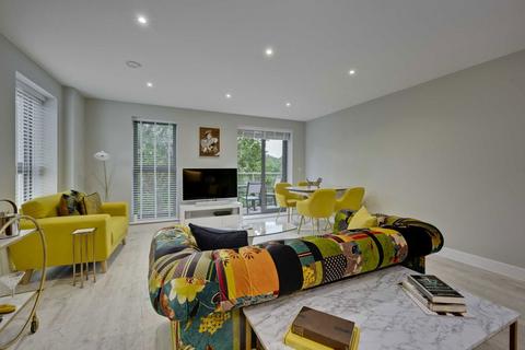 Queens Road, Weybridge KT13 2 bed flat for sale