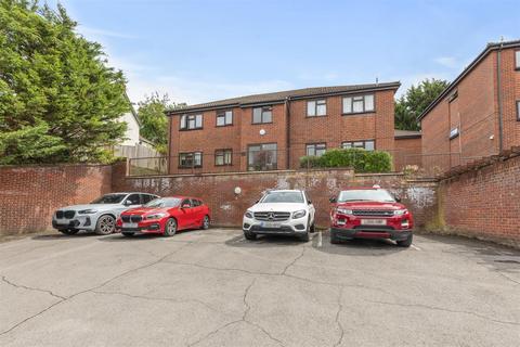 Kaybridge Close, High Wycombe HP13 2 bed apartment for sale