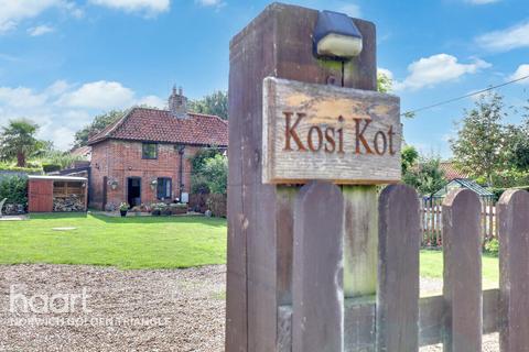 The Street, Norwich 2 bed cottage for sale