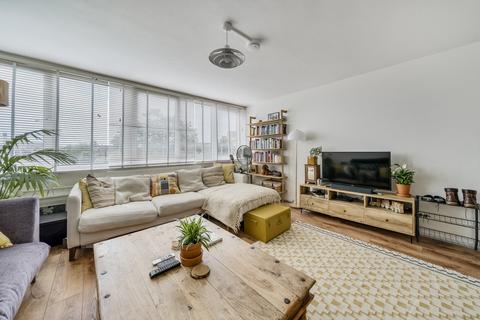 Ebley Close, London 3 bed apartment for sale