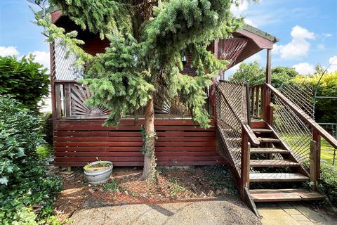 Hampstead Lane, Yalding, Maidstone, Kent 2 bed park home for sale