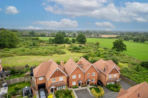 Ledger Gardens, Reigate, RH2 3 bed semi