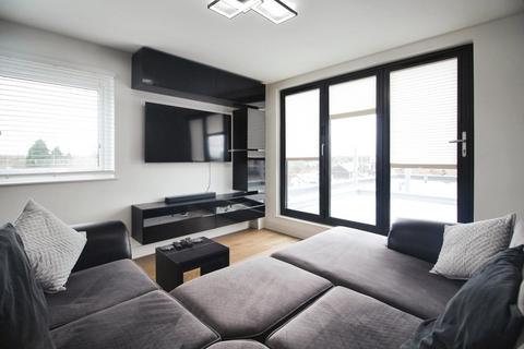 Palatine Road 2 bed apartment for sale