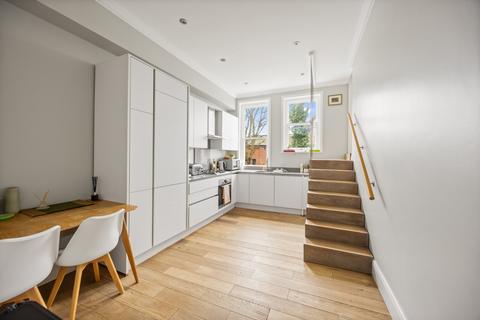 Platts Lane, Hampstead, London 2 bed flat for sale