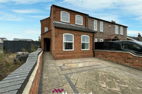 4 bedroom semi-detached house for sale