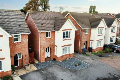 3 bedroom link detached house for sale