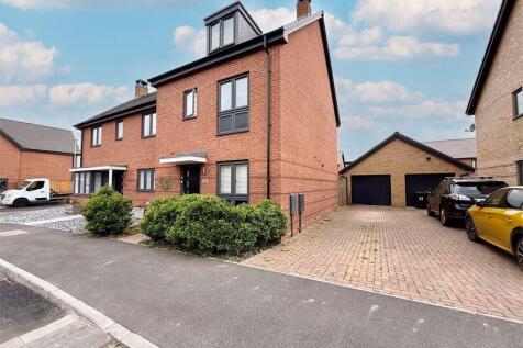 4 bedroom semi-detached house for sale