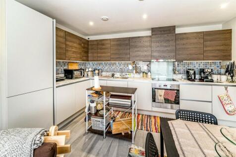 40 Stoke Road, Slough SL2 2 bed flat for sale