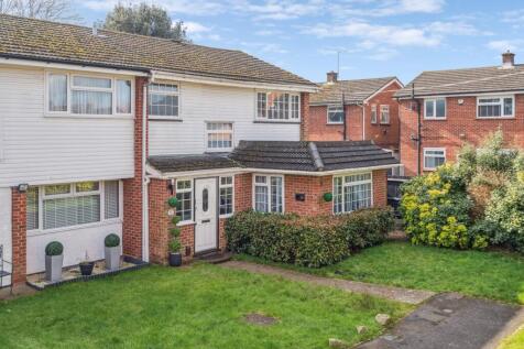 Devonshire Green, Farnham Royal SL2 3 bed end of terrace house for sale