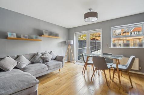 Cranwells Lane, Farnham Common SL2 3 bed semi
