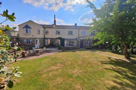 Clifton Common, Brighouse HD6 5 bed semi
