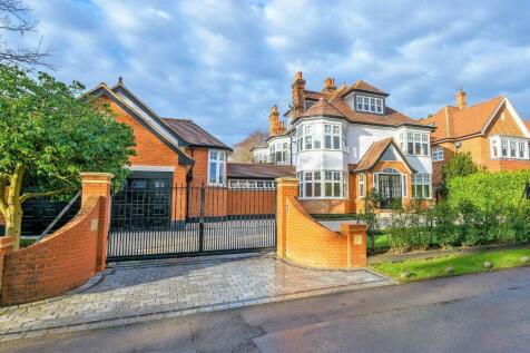 6 bedroom detached house for sale