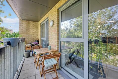 Chesworth Court, Stepney Green 2 bed apartment for sale