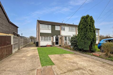 Station Road, Great Bentley... 3 bed semi
