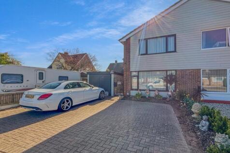 Worcester Crescent, Alresford... 4 bed semi
