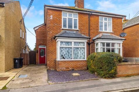 North Road, Brightlingsea... 3 bed semi