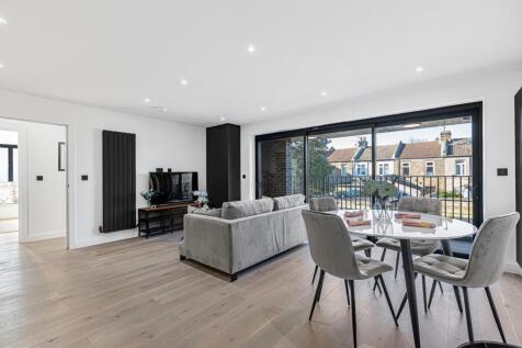 Cleveland House, Clinton Road... 3 bed flat for sale