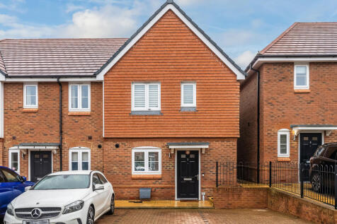 Hill Close, Edenbridge, Kent 3 bed end of terrace house for sale