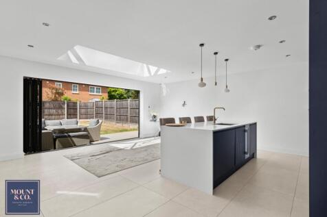 4 bedroom end of terrace house for sale