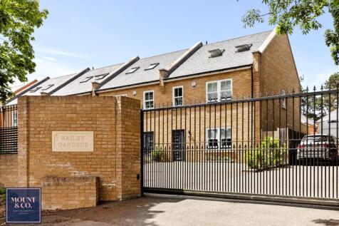 4 bedroom end of terrace house for sale
