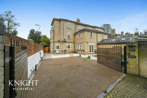 5 bedroom semi-detached house for sale