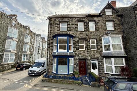 17 Marine Road, Barmouth, LL42 1NR 6 bed semi