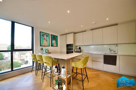 Woodside Lane, London, N12 3 bed apartment for sale
