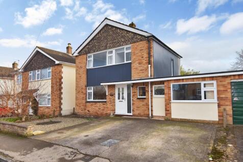 4 bedroom link detached house for sale