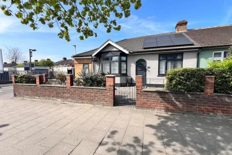 Whalebone Lane South, Romford 3 bed bungalow for sale