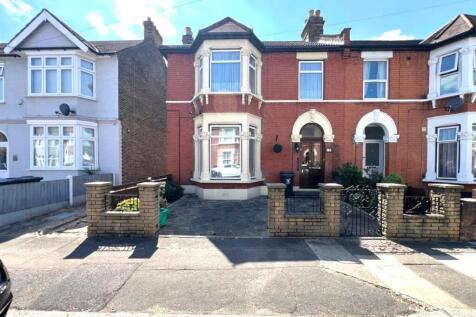 Kenilworth Gardens, Seven Kings 4 bed end of terrace house for sale