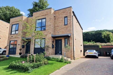 Beatrice Webb Lane, Standish, Stonehouse 3 bed house for sale