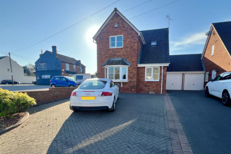 Green Lane, Kingswinford, DY6 7QH 3 bed link detached house for sale