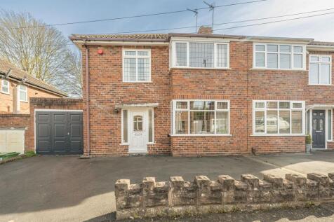 Brooklyn Grove, Kingswinford, DY6 0ET 3 bed semi
