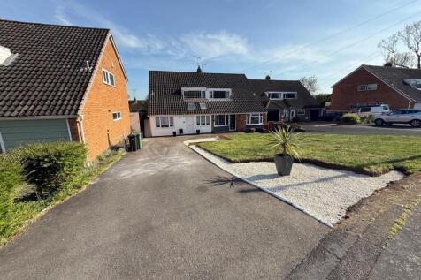 Churchill Road, Halesowen, B63 4NA 3 bed semi