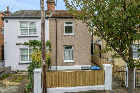 Parkfield Road, London, NW10 2 bed cottage for sale