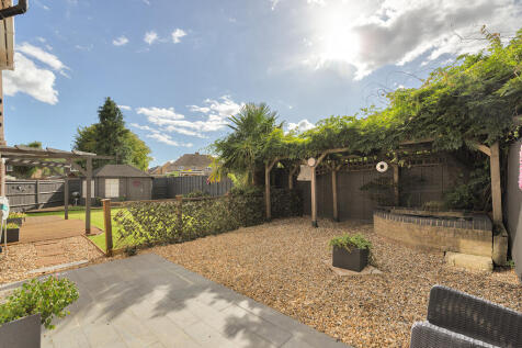 Garden Close, Maidstone, Kent, ME15 8AX 4 bed semi