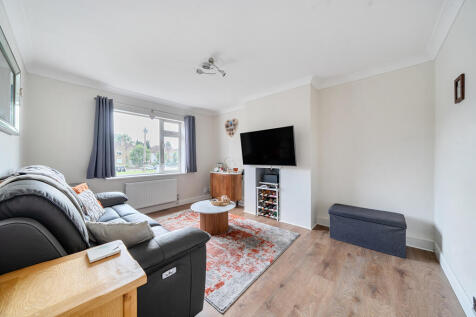 Durham Close, Maidstone, Kent, ME15 8DS 2 bed maisonette for sale