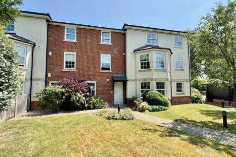 Donnington Elms, Oxford Road, Newbury... 3 bed ground floor flat for sale